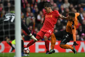 Roberto Firmino (Liverpool) sút bóng trước cầu môn Wolves.