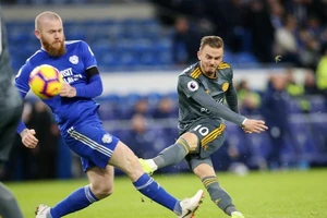 James Maddison (Leicester City, phải) sút bóng trước 