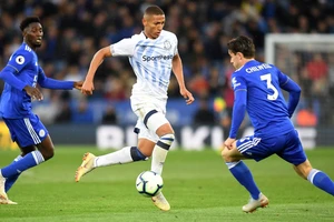 Richarlison (giữa, Everton) đi bóng qqua hậu vệ Leicester City