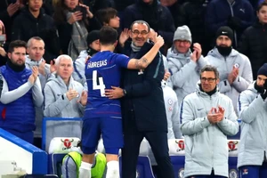 Cecs Fabregas ôm HLV Maurizio Sarri trong trạ6n thắng Nottingham Forest