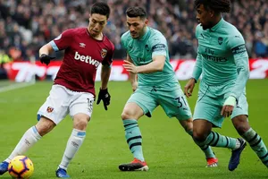 Samir Ramsey đi bóing trước hậu vệ Arsenal.