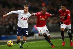 Christian Eriksen đ0i bóng qua hậu vệ Man United