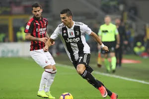 Ronaldo ghi bàn vào lưới AC Milan ngay trên sân San Siro.