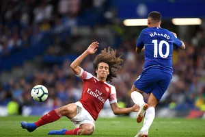 Eden Hazard (Chelsea) đi bóng qua tiền vệ Matteo Guendouzi