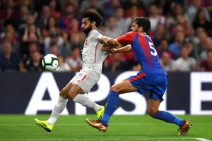 Hậu vệ Crystal Palace phải phạm lỗi với Mo Salah mới ngăn anh ghi bàn