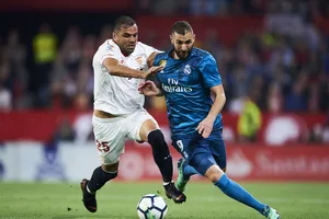 Karim Benzema (phải, Real Madrid) tranh bóng với Gabriel Mercado (Sevilla)