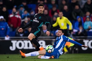 Asensio (trái, Real Madrid) ghi bàn vào lưới Espanyol.