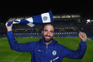 Gonzalo Higuain trong màu áo Chelsea.