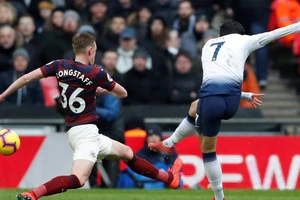 Son Heung-Min tung cú sút sệt qua tay thủ thành Newcastle.