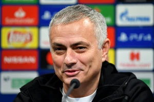 Jose Mourinho đã phải lặng lẽ rời Pld Trafford với cả núi tiền đền bù