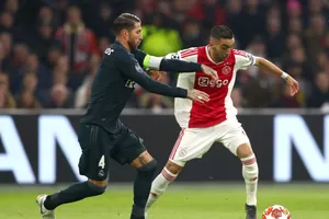 Sergio Ramos (trái, Real Madrid) tranh bóng với 