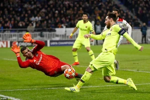Lionel Messi bất lực trước hàng thủ Lyon.