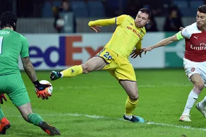 Thủ thành Petr Cech (trái, Arsenal) cản phá cú sút của tiền đạo BATE Borisov. 
