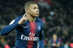 Kylian Mbappe qua mặt Ronaldo