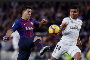 Luis Suarez (Barcelona) và Casemiro (Real Madrid)