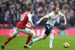 Harry Kane (phải, Tottenha) đi bóng trước Nacho Monreal (Arsenal)