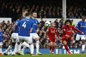 Mo Salah tung cú sút trước hàng thủ dày đặc của Everton.
