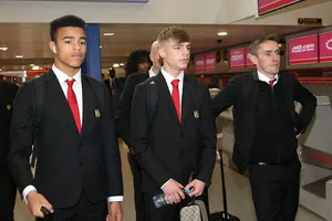 Brandon Williams đứng giữa các bạn đồng trang lứa...