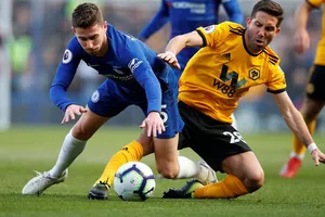 Eden Hazard bị hậu vệ Wolves kèm chặt