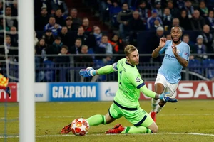 Raheem Sterling (phải) ghi bàn cho Man City trướcv Schalke