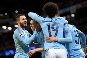 Bernardo Silva (trái) ăn mừng thắng lợi cùng Man City