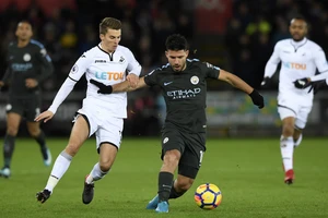 Kun Aguero đi bóng qua hậu vệ Swansea.