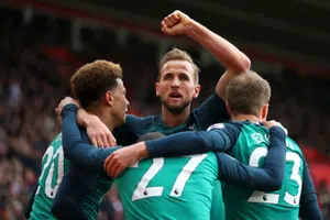 Harry Kane ăn mừng bàn thắng cùng đồng đội
