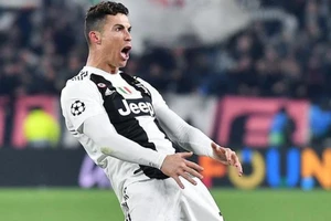 Ronaldo ăn mừng bàn thắng thứ 3 theo kiểu của Diego Simeone.