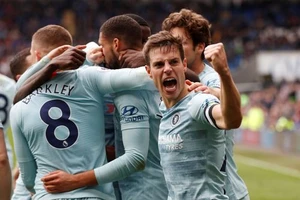 Azpilicueta gỡ hòa trong thế việt vị ở phút 84