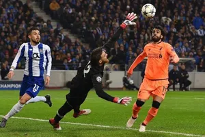Mo Salah (phải, Liverpool) ghi bàn vào lưới Porto
