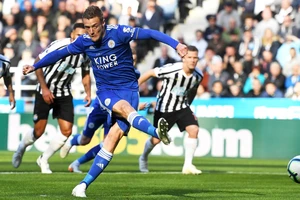 Jamie Vardy ghi bàn vào lưới Newcastle