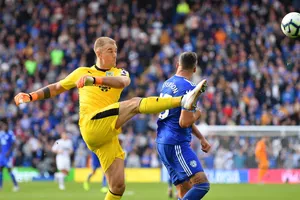 Thủ thành Joe Hart phá bóng trước tiền đạo Cardiff City