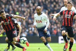 Lucas Moura tung hoành trước hàng thủ Huddersfield