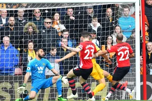 Nathan Redmond băng lên ghi bàn