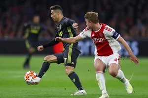 Ronaldo đi bóng qua trụng vệ Matthijs de Ligt (Ajax)