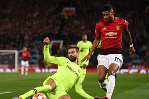 Marcus Rashford không vượtr qua được kình nghiệm của Gerard Pique (Barca)