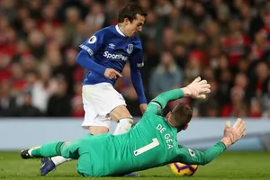 Tiền vệ Bernard (everton) rê bóng qua thủ thành De Gea (Man United)
