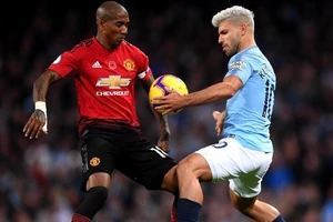 Ashley Young tranh bóng với Sergio Aguero