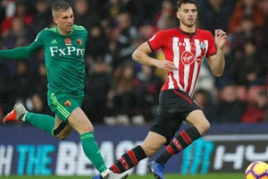 Deulofeu (trái, Watford) tranh bóng với hậu vệ Southampton.