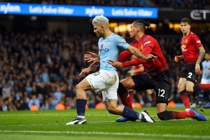 Trung vệ Smaling (Man United) cản phá tiền đạo Sergio Aguero (Man City)