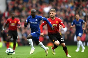 Luke Shaw bất lực nhìn N'Golo Kante (Chelsea) vượt qua.