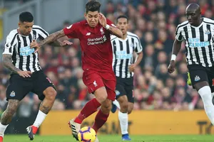 Roberto Firmino đi bóng qua hàngn hậu vệ Newcastle.