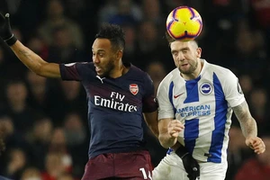 Aubameyang *trái, Arsenal) trong pha khôngh chiến với Brighton.