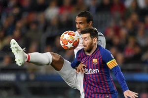 Trung vệ Liverpool Joel Matip cản phá Lionel Messi