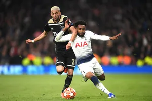 Hakim Ziyech tranh bóng với Danny Rodse (Tottenham)