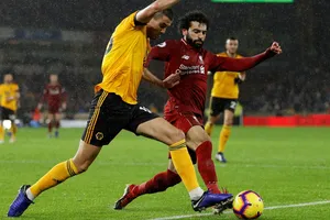 Mo Salah trnah bóng với hậu vệ Wolves.