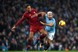 Virgil Van Dijk (Liverpool) tranh bóng với Sergio Aguero (Man City)