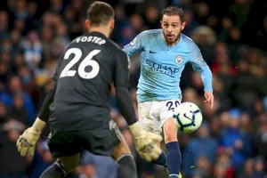 Bernardo Silva (Man City) đối mặt thủ thành Ben Foster