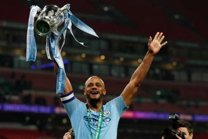 Đội trưởng Vincent Kompany giương cao chiếc cúp FA