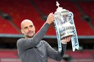 Pep Guardiola giương cao chiếc cúp FA